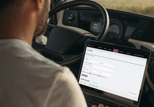 Mann in einem LKW mit Laptop auf dem eine Software für Verstoßauswertung zu sehen ist. Mann in einem LKW mit Laptop auf dem eine Software für Verstoßauswertung zu sehen ist.