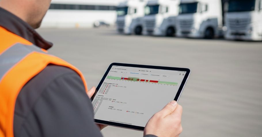 Mann mit Warnweste vor LKW. Hält ein iPad in der Hand mit einer Software zur Arbeitszeiterfassung und Fuhrparkverwaltung. Mann mit Warnweste vor LKW. Hält ein iPad in der Hand mit einer Software zur Arbeitszeiterfassung und Fuhrparkverwaltung.